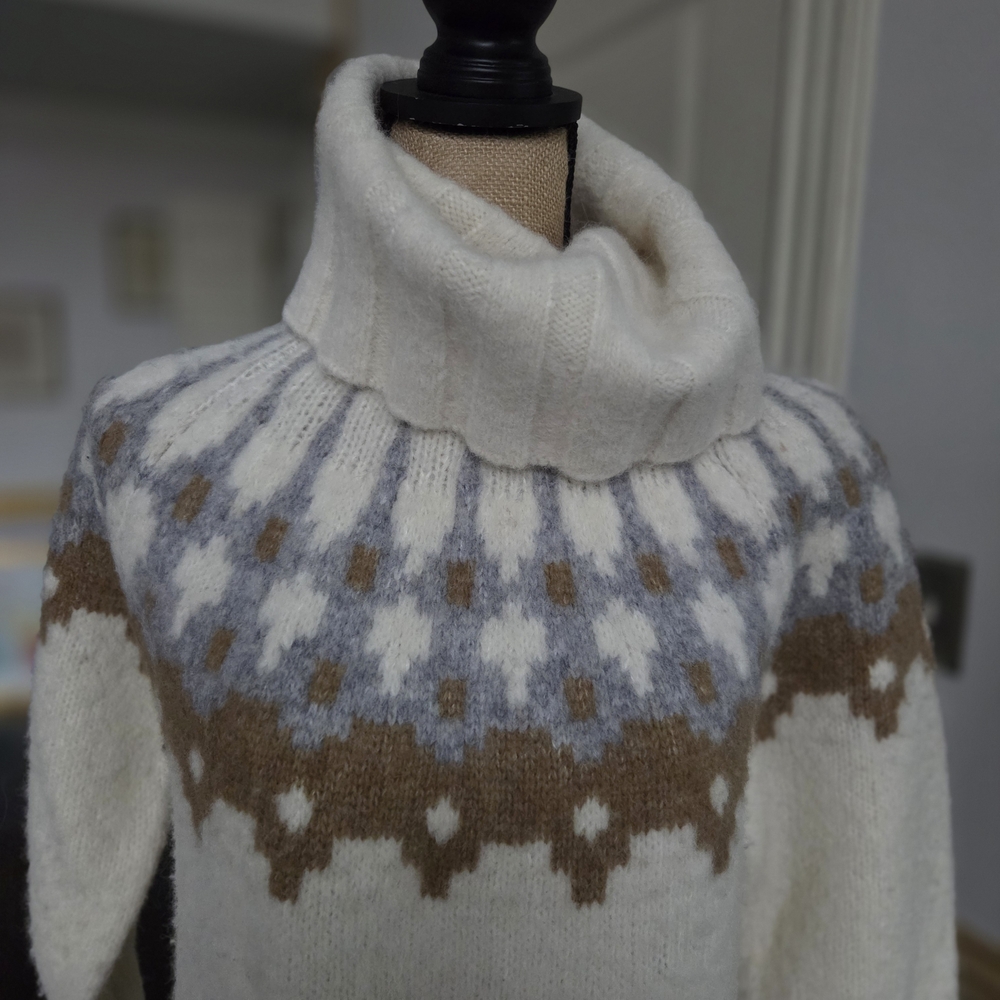 Banana Republic Turtleneck Sweater - White, Gray, and Brown